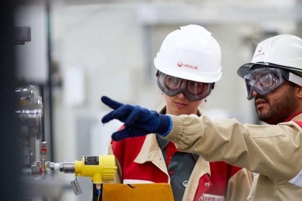 Two Veolia employees working in PPE