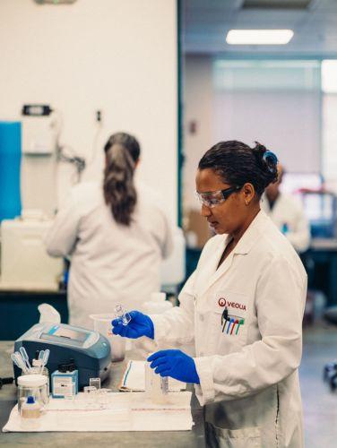 A Veolia employee innovates in a lab environment